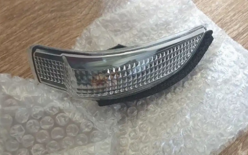 Поворотник на боковое зеркало от Toyota Camry 5